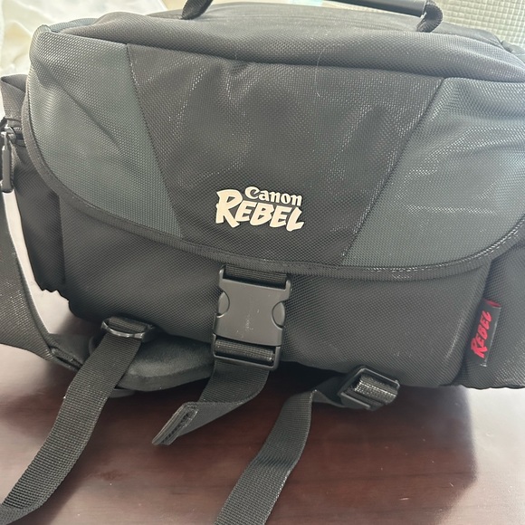 CANON Rebel T1i EOS 500D with 2nd lenses- zoom battery, charger & case - Picture 3 of 16